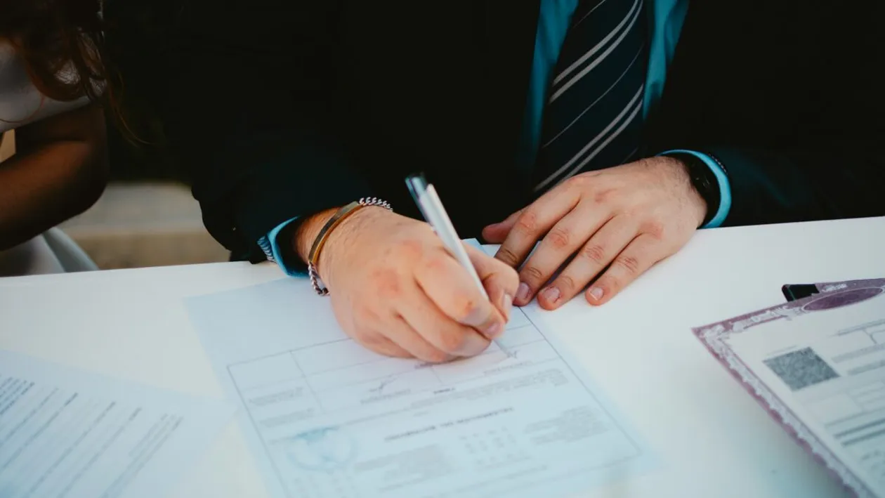 Ce este Last Name și First Name în engleză. Care este numele și care este prenumele. Cum le deosebești