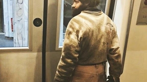 Gestul făcut de un om al străzii într-o stație de metrou din București i-a impresionat pe călători: „Pentru mine a fost o lecție!”