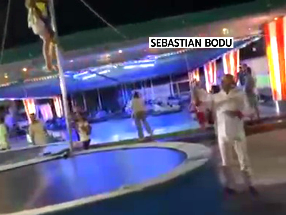 Sebastian Bodu și soția lui privesc cum se distrează fetița lor (Foto: CANCAN.RO)