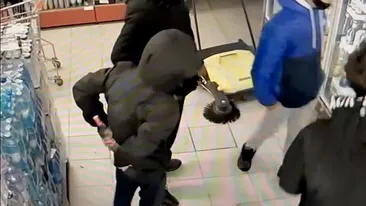 Copii surprinși de camerele de supraveghere în timp ce furau vodka din supermarket VIDEO