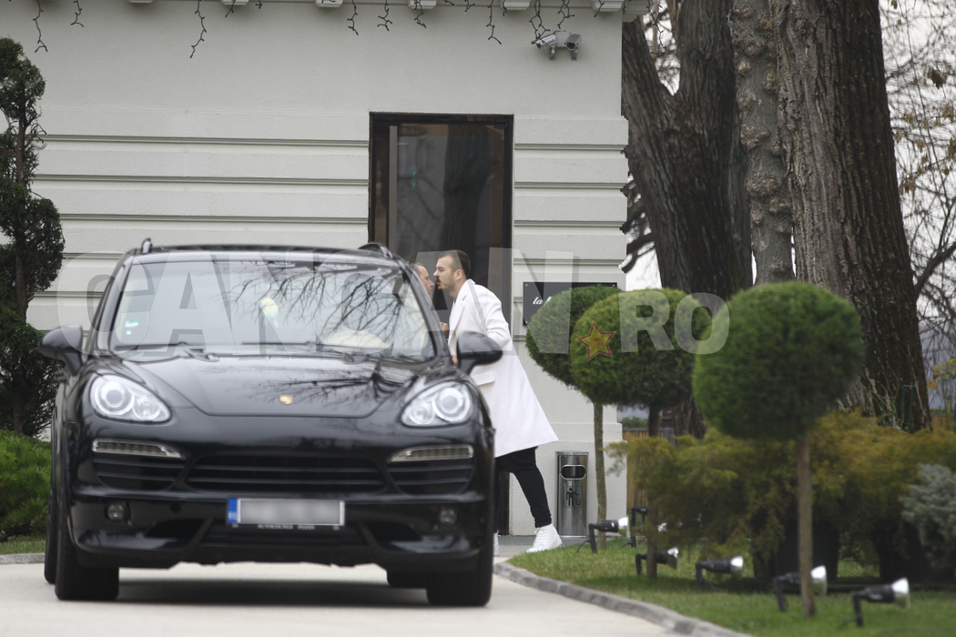 Antrenorul şi atacantul, la prima şedinţă „tehnico-tactică”. Reghe l-a „convocat” pe Alibec la… restaurant, iar noi avem imaginile!