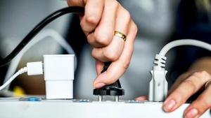 Cele 2 electrocasnice care trebuie scoase din priză, dacă pleci de acasă de Sărbători