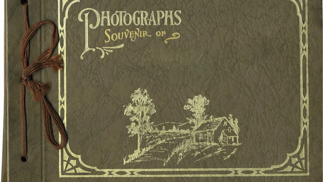 Am crezut că lesin. Ce a găsit un tânăr intr-un album foto pe care l-a primit cadou de la bunica lui