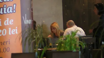 A participat la Masterchef, a ajuns un bucatar celebru, dar s-a saturat de gatit! Sidia Sisoko a mancat pizza cu doua femei