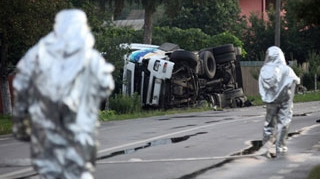 O cisterna plina cu deseuri toxice s-a rasturnat pe o sosea din judetul Hunedoara