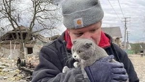 Ți se rupe sufletul! Un ucrainean și-a pierdut toată familia, iar singura lui alinare a fost pisica salvată de sub ruine