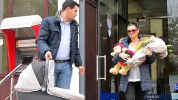 Ellie White, o mamica fericita! “Bebe doarme bustean noaptea!”