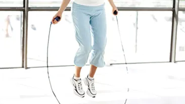 Ioana Ginghina te invata cum sa sari coarda! Combina tonifierea cu exercitiile cardio dupa indicatiile ei!