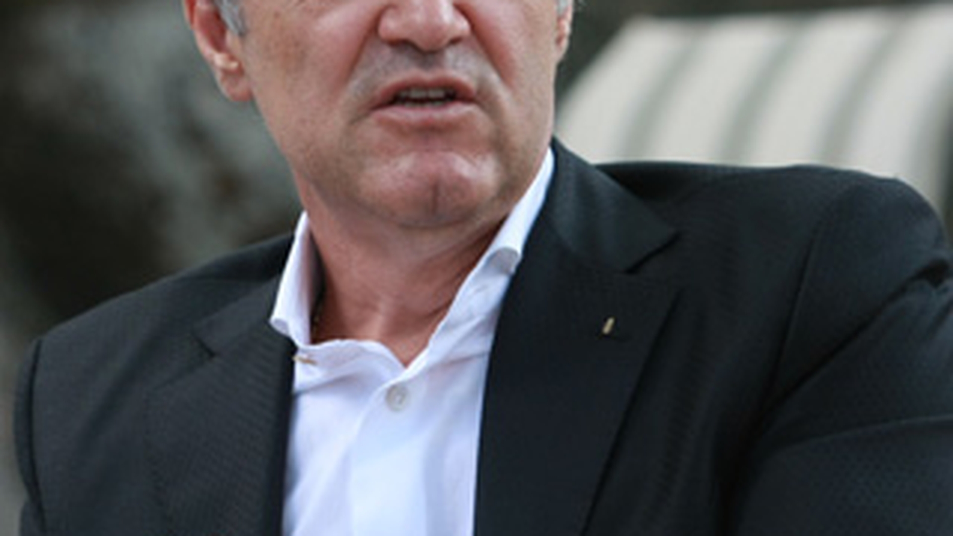 Becali pune bodyguarzii pe stelistii care merg la pacanele