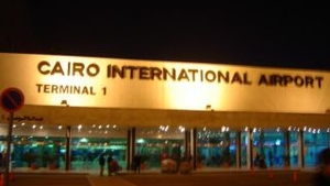Un pasager care venea din SUA a fost arestat pe aeroportul din Cairo, dupa ce in bagajele sale au fost descoperite pistoale si arme albe!