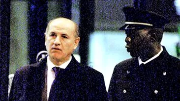 Diavolul visiniu a driblat elegant un majordom de abanos. Frate, frate, dar ciubucul e pe bani