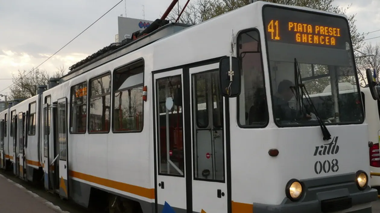 Tramvai rupt in doua, in Capitala! Una dintre cele mai importante linii RATB, paralizata!