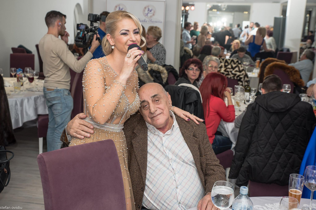 OANA şi VIOREL LIS s-au dezlănţuit la aniversarea lui DINU MAXER! El a îmbrăţişat o altă femeie, iar ea s-a „jucat” cu un tinerel