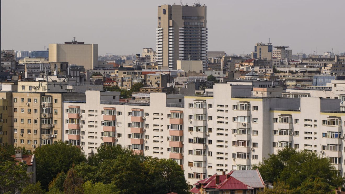 Soarta blocurilor comuniste din România îi sperie pe proprietari. Ce spun românii despre clădirile vechi de peste 50 de ani