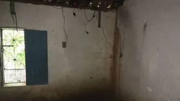 O femeie a fost ţinută închisă 16 ani de familia ei într-o încăpere de 3 metri, din cauză că a rămas gravidă!