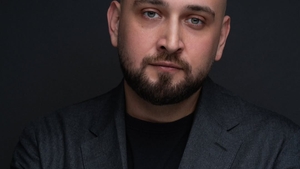 Cine este actorul Vlad Marinescu, reținut în ancheta The Buddhist. Ar fi stat la masă alături de Adrian Copilul Minune în momentul descinderii