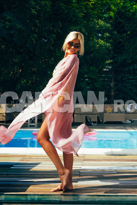 Metoda prin care Alina Eremia obţine un bronz perfect! Arată senzaţional în costum de baie!