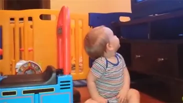Reactia UIMITOARE a acestui bebelus, cand vede un prezentator de stiri la TV! Parintii au filmat o scena incredibila