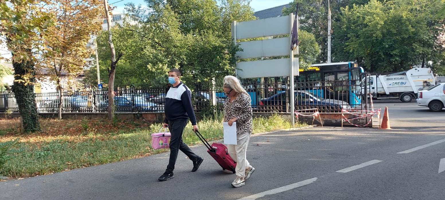 Sânziana Buruiană naște “cu alai”. Cameramanii au însoțit-o până la poarta spitalului, iar portarul i-a cărat bagajele ca la hotel