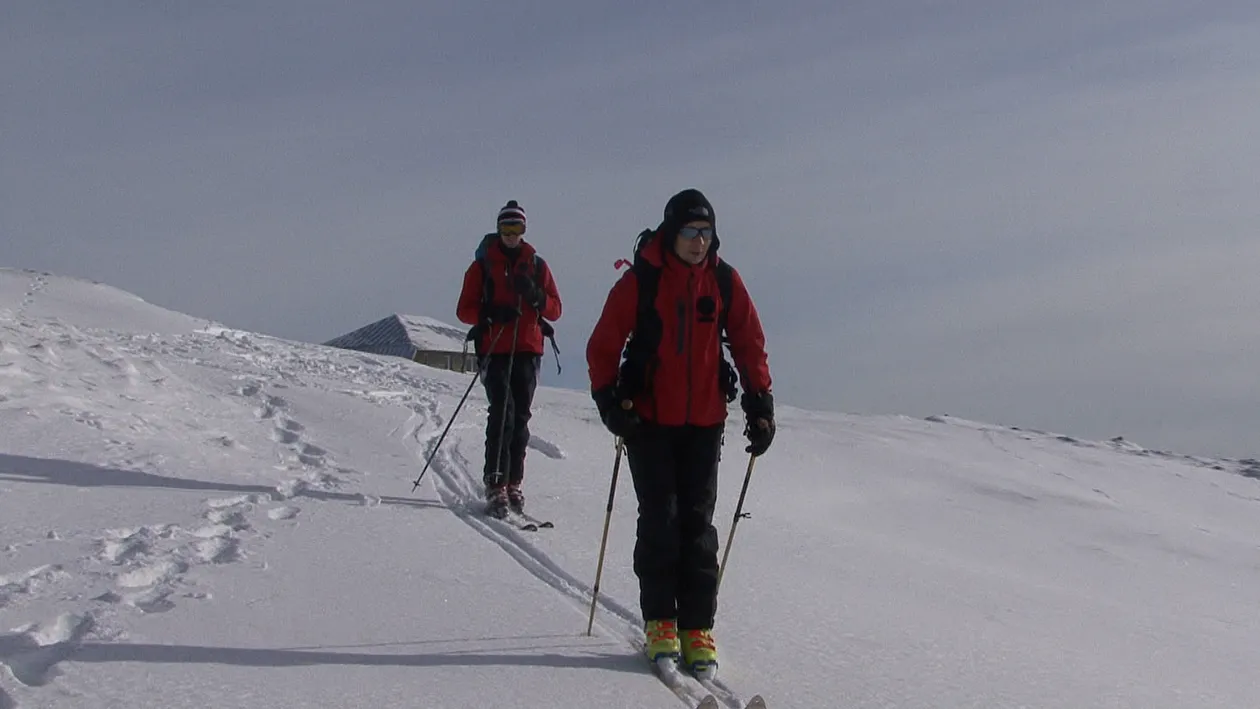 Un barbat bolnav de diabet a ramas inzapezit la cabana Padina! Jandarmii au ajuns la el pe schiuri si i-au facut insulina