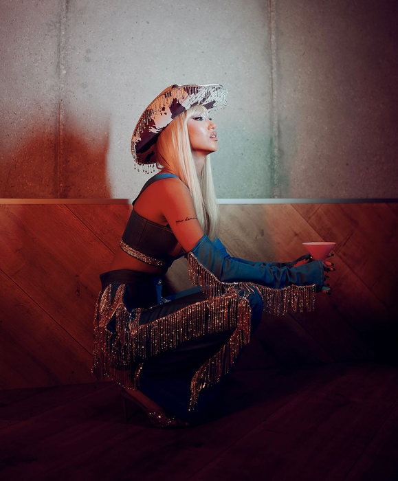Alexia şi Naddhu, rivale pe toate „fronturile”. Nu numai că au împărţit un bărbat, dar… S-au întrecut în ţinute de Halloween. Cine ia titlul pentru cel mai sexy costum?