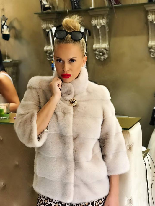 Anda Adam s-a trezit pipăită și mușcată de fund în timpul filmărilor