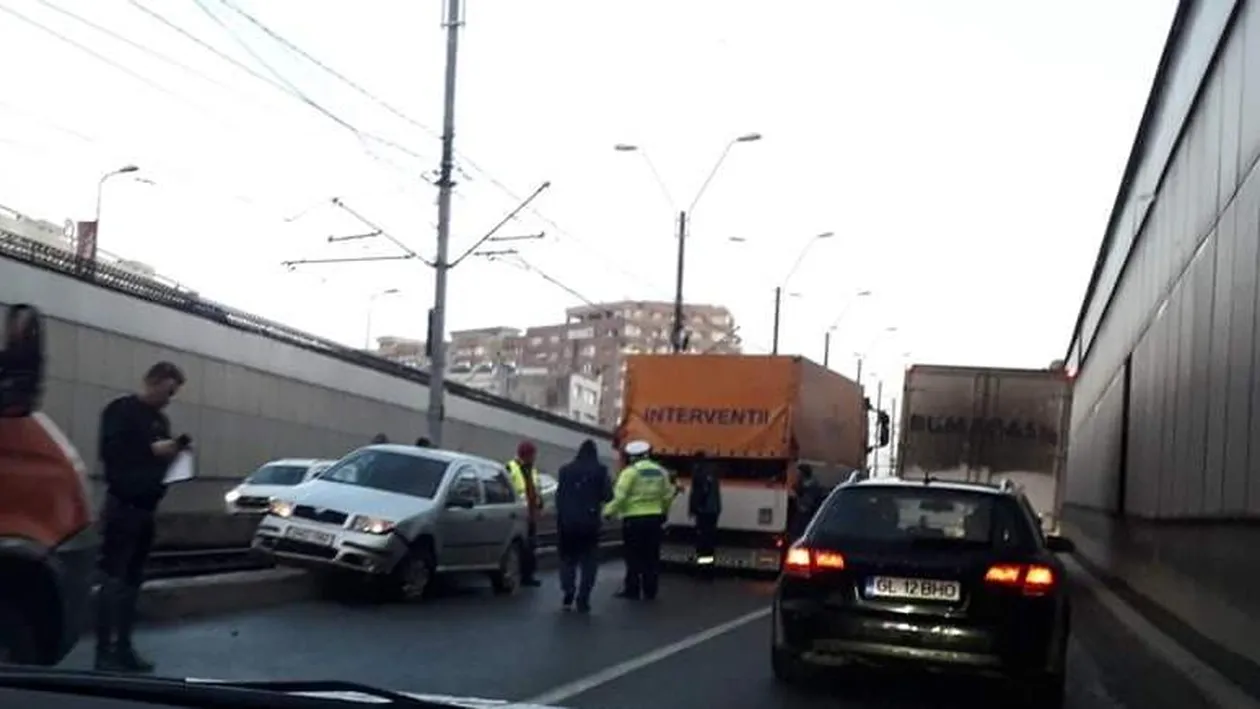 Accident de circulație în București. A fost blocată linia tramvaiului 41