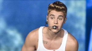 Justin Bieber primeste croseul de dreapta! "Esti tatal copilului meu"! Cantaretul ar avea o fetita de 2 ani