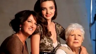 Miranda Kerr a pozat cu mama si bunica ei: frumusetea e mostenire de familie!