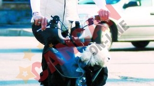 Si-a dus cainele la veterinar cu bicicleta