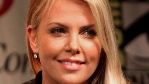 Mama lui Charlize Theron o implora pe actrita sa se desparta de Sean Penn. "Nu te marita cu nebunul asta!"