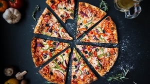 Se mai poate mânca pizza, dacă a stat mai mult de 24 de ore în frigider? Cât rezistă, de fapt