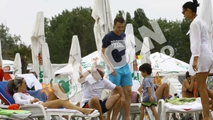 Sigur nu ai uitat-o! Fundul de care iti era cel mai dor a revenit in forta! Uite cat de buna e doamna Ghionea pe plaja!