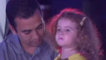 Ce fetita frumoasa si isteata are Andreea Banica! Asculta muzica mamei sale cu atentie si il critica pe Laurentiu Duta