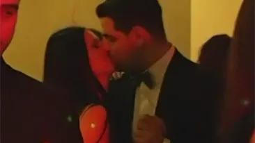 Mai ceva ca doi adolescenti! Ellie White şi iubitul ei s-au sărutat incontinuu la botezul fiului lor! Uite cât de fericiti au fost