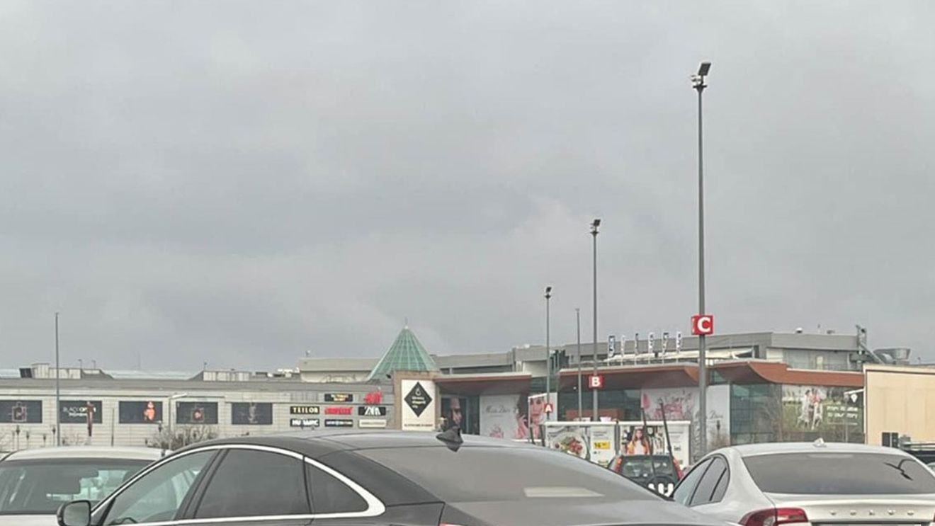 Cum a parcat un Jaguar un bărbat din București, la IKEA Băneasa! Oamenii au luat foc: "Demonstraţie de şmecherie"