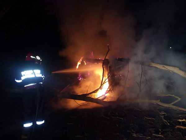 FOTO + VIDEO. Drama unui bărbat din județul Vaslui. La un pas sa arda de viu, în mașina incendiată!