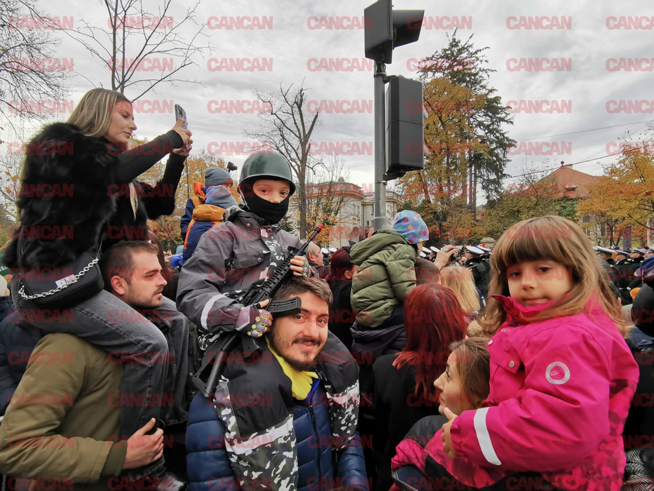 Imagini LIVE de la parada militară de 1 decembrie. Cum au apărut poliţistele la defilare. FOTO