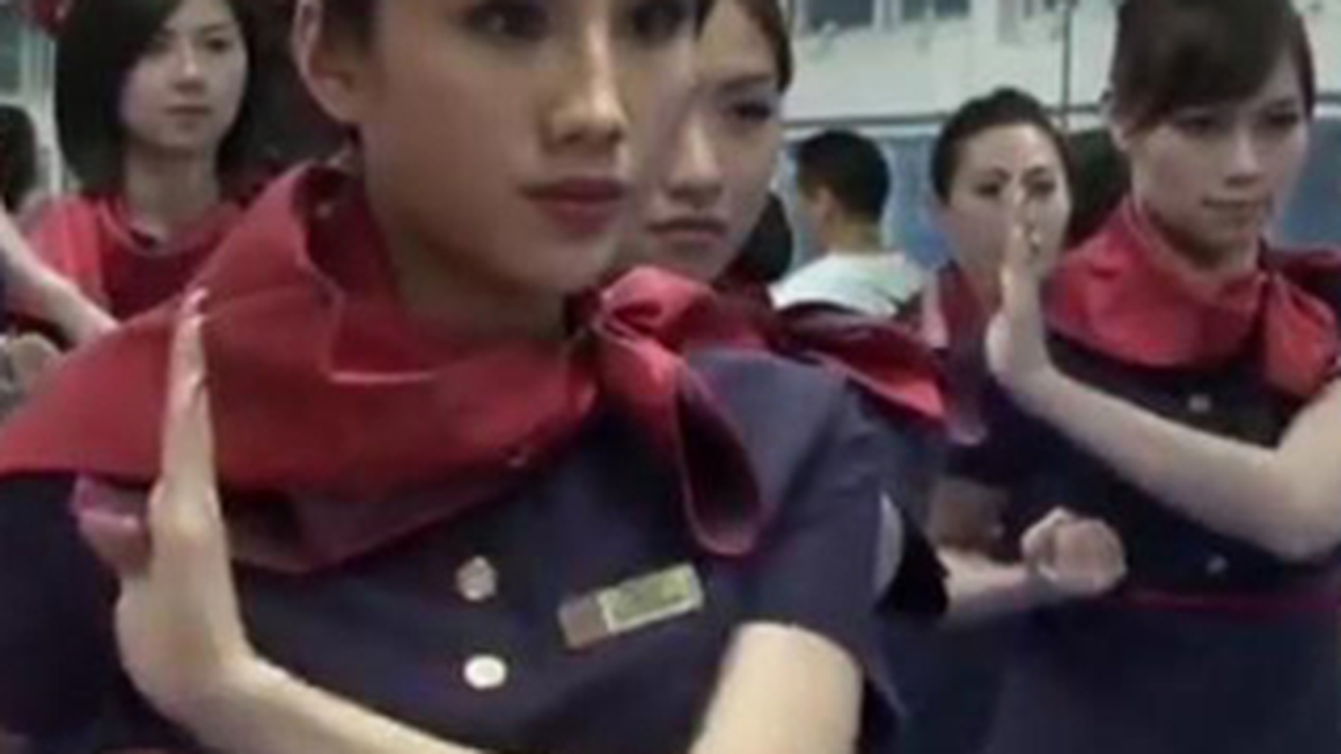 VIDEO Chinezii au solutii anti-teroristi: stewardesele au luat lectii de arte martiale! Astea mici pun la pamant pe oricine le sta in cale!