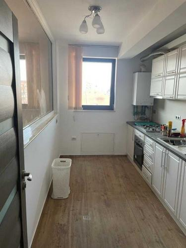 Cum arată apartamentul cu 3 camere, care se închiriază cu 700€ pe lună, în Borhanci, Cluj? “Stai pe WC și ajungi sa deschizi ușa”