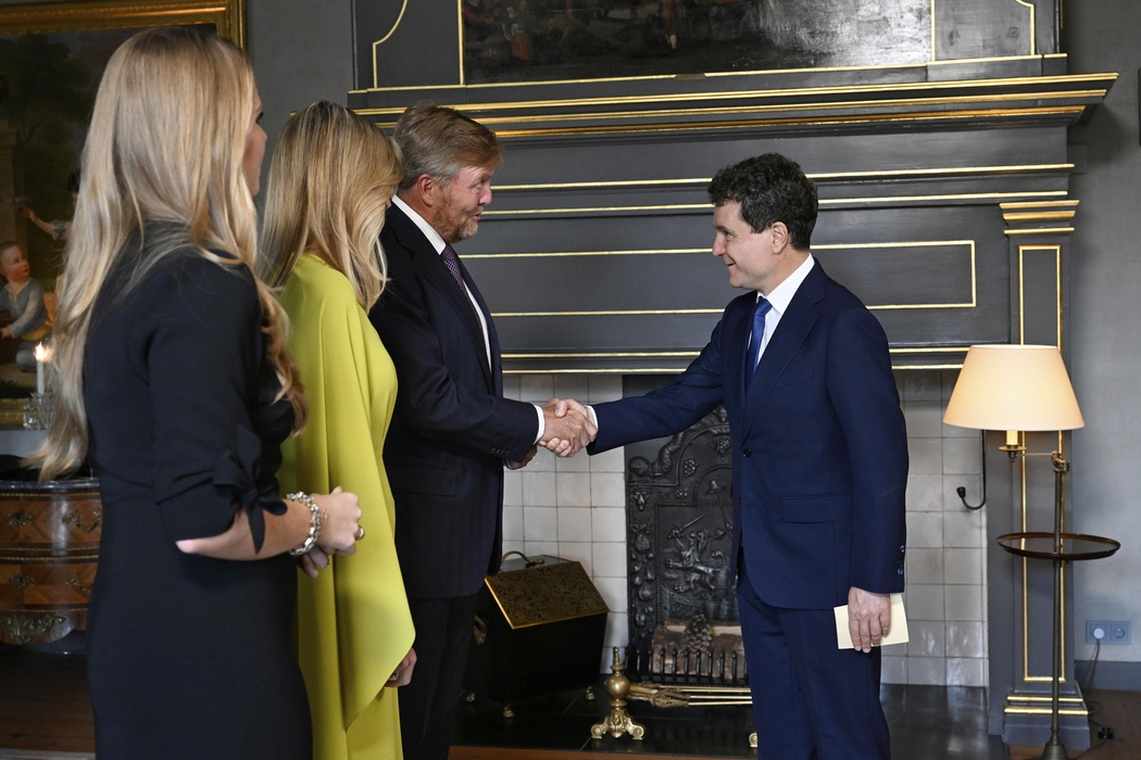 Președintele României, Nicusor Dan, în dreapta, este întâmpinat de regele Willem Alexander al Țărilor de Jos și de regina Maxima a Olandei în timp ce sosește pentru un dineu oficial la Paleis Huis ten Bosch înainte de summitul NATO de la Haga, Olanda, marți, 24 iunie 2025. Foto: Profimedia