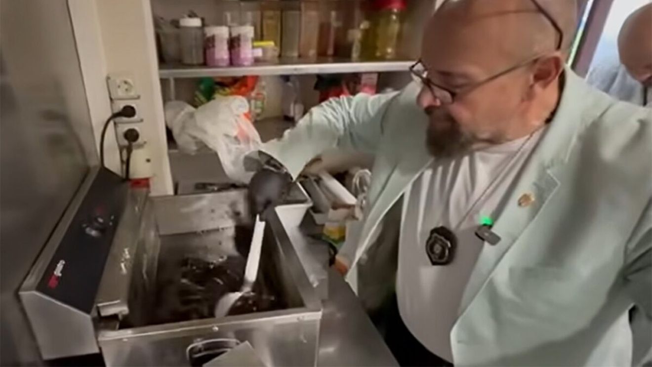 "Ce prăjiți aici?" Cum a răspuns bucătăreasa unui restaurant bucureștean la întrebarea lui Piedone. Șeful ANPC s-a crucit când a auzit răspunsul