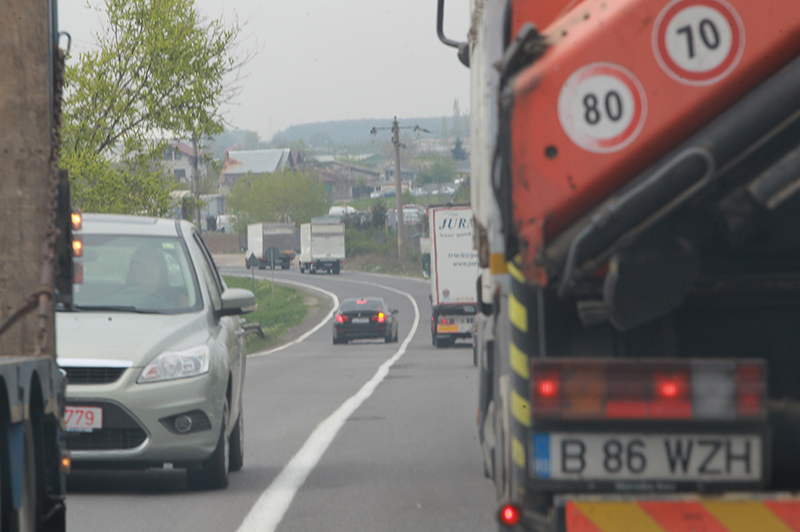 Olimpiu Moruțan nu ține cont că e linie continuă și curbă, pe deasupra
