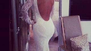 Imaginea care ii va innebuni pe barbati! S-a maritat Kim Kardashian? Uite cum ii arata fundul intr-o rochie de mireasa super stramta!
