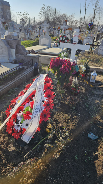 Imagini tulburătoare la mormântul lui Raul WS! Ce au lăsat familia și prietenii lângă cruce