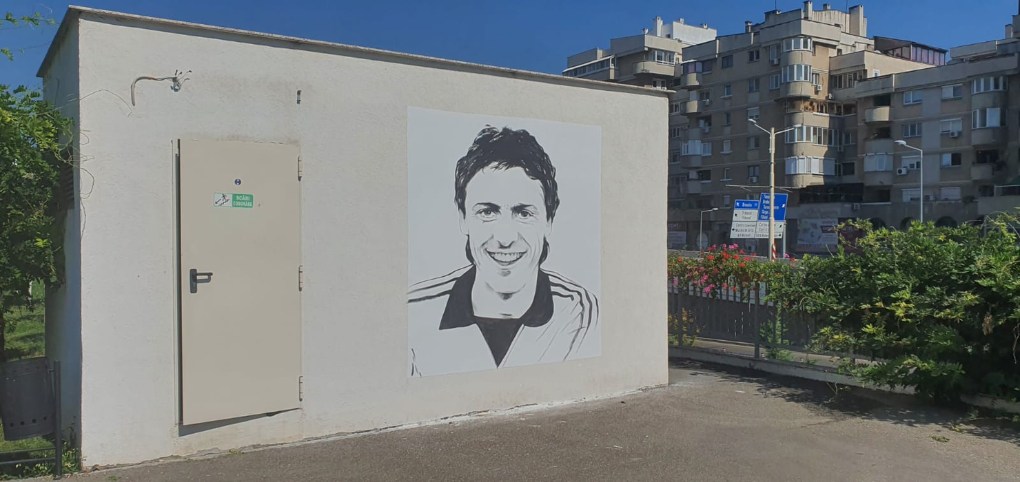Un craiovean talentat! După ce a pictat chipul lui Ilie Balaci, acum l-a pictat și pe Sorin Cârțu pe unul dintre zidurile Craiovei. FOTO