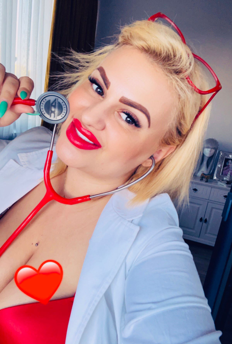 Daiana Estera Duțu a petrecut noaptea în camera de hotel, cu nemțul, deși s-a certat cu medicul care îi făcuse combinația (Foto: Arhivă personală)