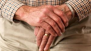 O nouă lovitură pentru pensionari! Ce se întâmplă cu majorările promise: rămân în aer