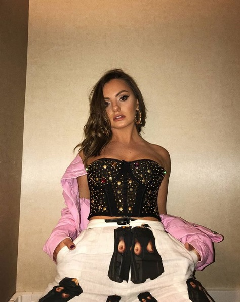 Alexandra Stan și-a pozat zonele intime de la mică distanță, iar fanii „și-au lipit” ochii de ecranele telefoanelor