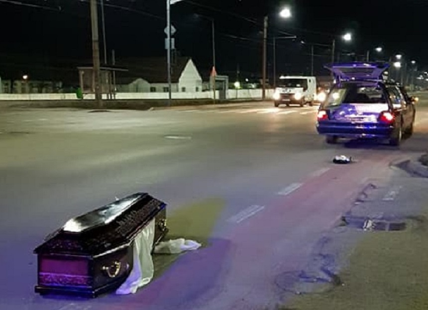 VIDEO ÎNFIORĂTOR. Un sicriu cu tot cu mort a căzut dintr-o mașină funerară, pe o stradă din Arad. Ce s-a întâmplat imediat după aceea
